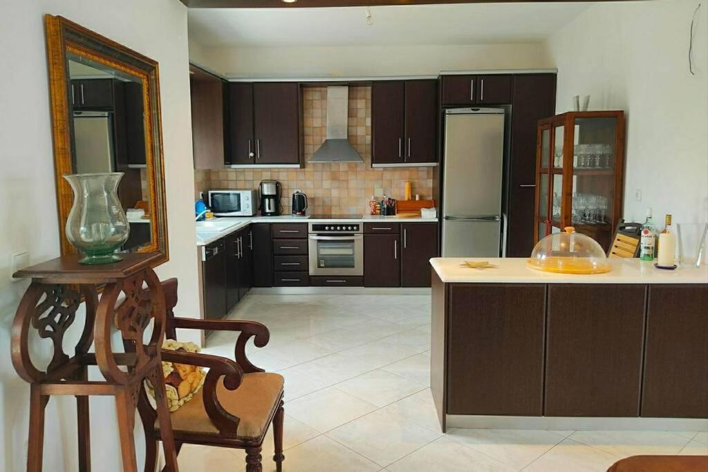 Peggy'S Lux Apartment คาราโวมิลอส ภายนอก รูปภาพ