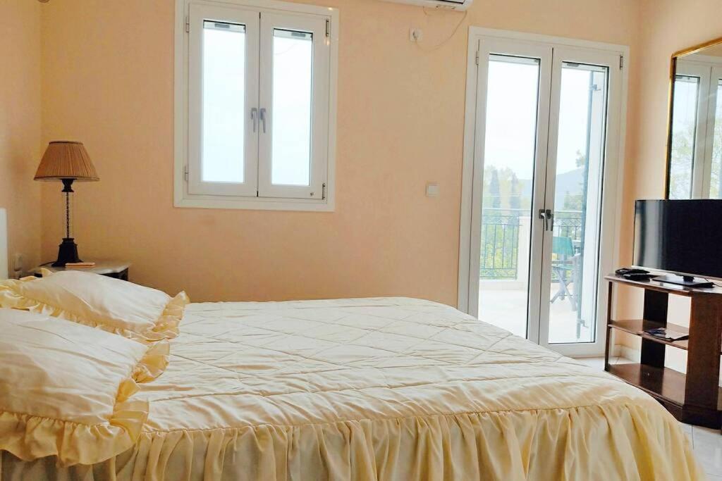 Peggy'S Lux Apartment คาราโวมิลอส ภายนอก รูปภาพ