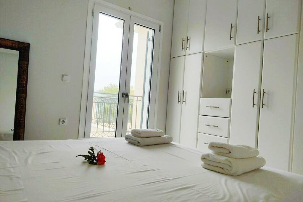 Peggy'S Lux Apartment คาราโวมิลอส ภายนอก รูปภาพ
